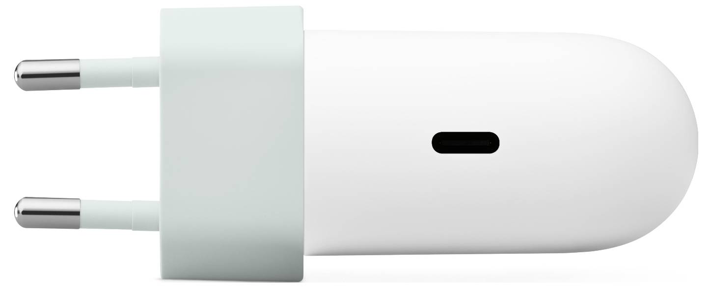 Ein weißer und hellblauer Zweipol-Steckadapter mit einem kleinen rechteckigen Schlitz an einer Seite, der für das Aufladen elektronischer Geräte konzipiert ist.