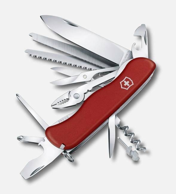Schweizer Taschenmesser in Rot mit mehreren offenen Werkzeugen, darunter Klingen, Schere, Zange, Korkenzieher und Schraubendreher, auf weißem Hintergrund dargestellt.