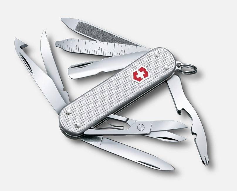 Schweizer Taschenmesser mit mehreren geöffneten Werkzeugen, einschließlich Klingen, Schere, einer Feile und einem Lineal, dargestellt auf weißem Hintergrund.