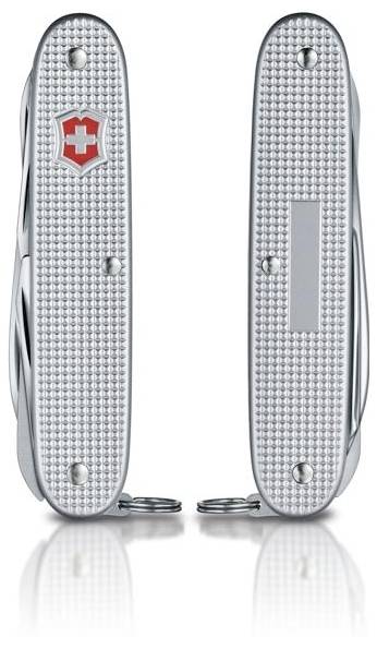 Zwei silberne Schweizer Taschenmesser von vorne und von hinten gezeigt, mit strukturierten Griffen und dem roten Schweizer Wappenschild auf einer Seite.