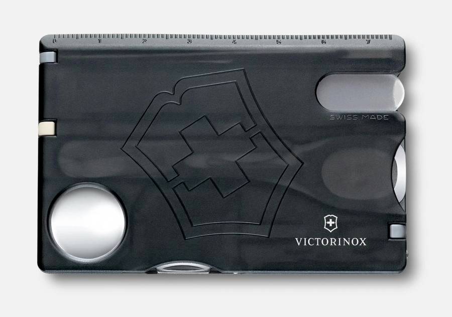 Schwarzes Victorinox-Schweizer Multitool im Kartenformat mit Linealmerkierungen, kreisförmiger Öffnung und Ausschnittschlitzen auf weißem Hintergrund.