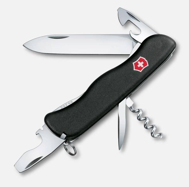 Schwarzes Schweizer Taschenmesser mit offener Klinge, Dosenöffner, Flaschenöffner und Korkenzieher auf weißem Hintergrund.