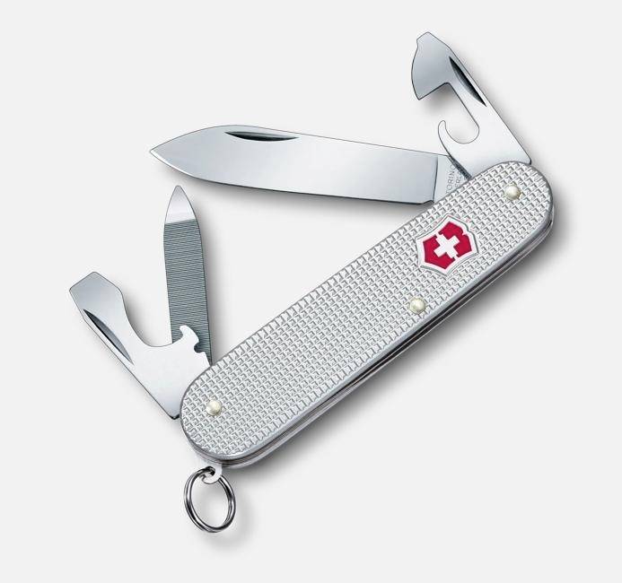 Schweizer Taschenmesser mit aufgeklappter großer Klinge, Dosenöffner und Flaschenöffner an einem silbernen Griff mit rotem Kreuzlogo.