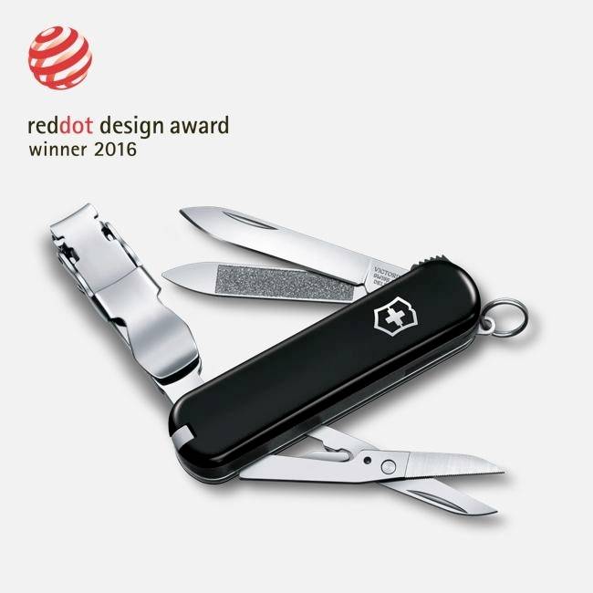 Schwarzes Schweizer Taschenmesser mit mehreren geöffneten Werkzeugen, gezeigt mit dem Text „reddot design award winner 2016