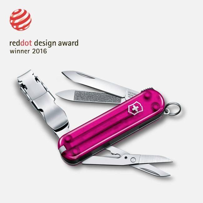 Schweizer Taschenmesser im roten Design mit mehreren ausgeklappten Werkzeugen, dargestellt mit dem Text „reddot design award winner 2016