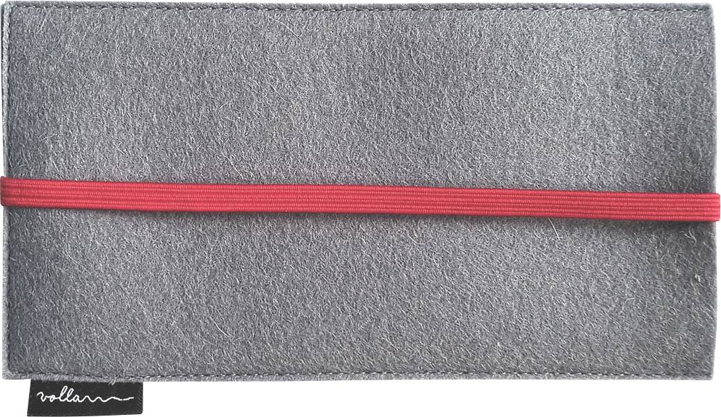 Ein grauer Filzetui mit einem roten Gummiband in der Mitte und einem kleinen Etikett in der unteren linken Ecke.