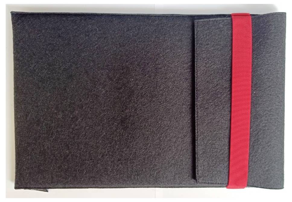 Eine graue Filz-Laptop-Schutzhülle mit einer umklappbaren Klappe, die durch ein rotes Gummiband gesichert ist.