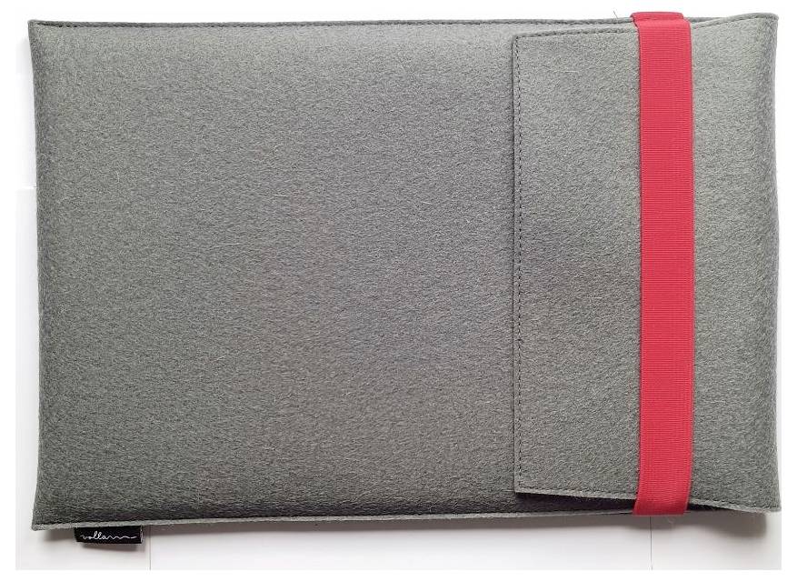 Eine graue Filz-Laptophülle mit roten elastischen Verschlussbändern, die zum sicheren Halten und Schutz eines Laptops oder Tablet-Geräts entwickelt wurde.