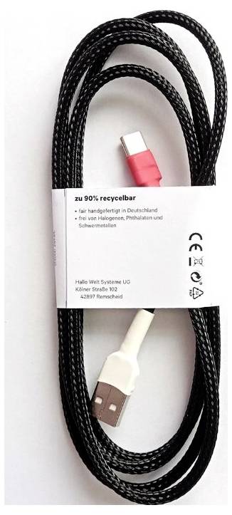 Ein aufgewickeltes schwarzes USB-Kabel mit einem Type-C- und USB-A-Anschluss, mit der Beschriftung „zu 90% recycelbar