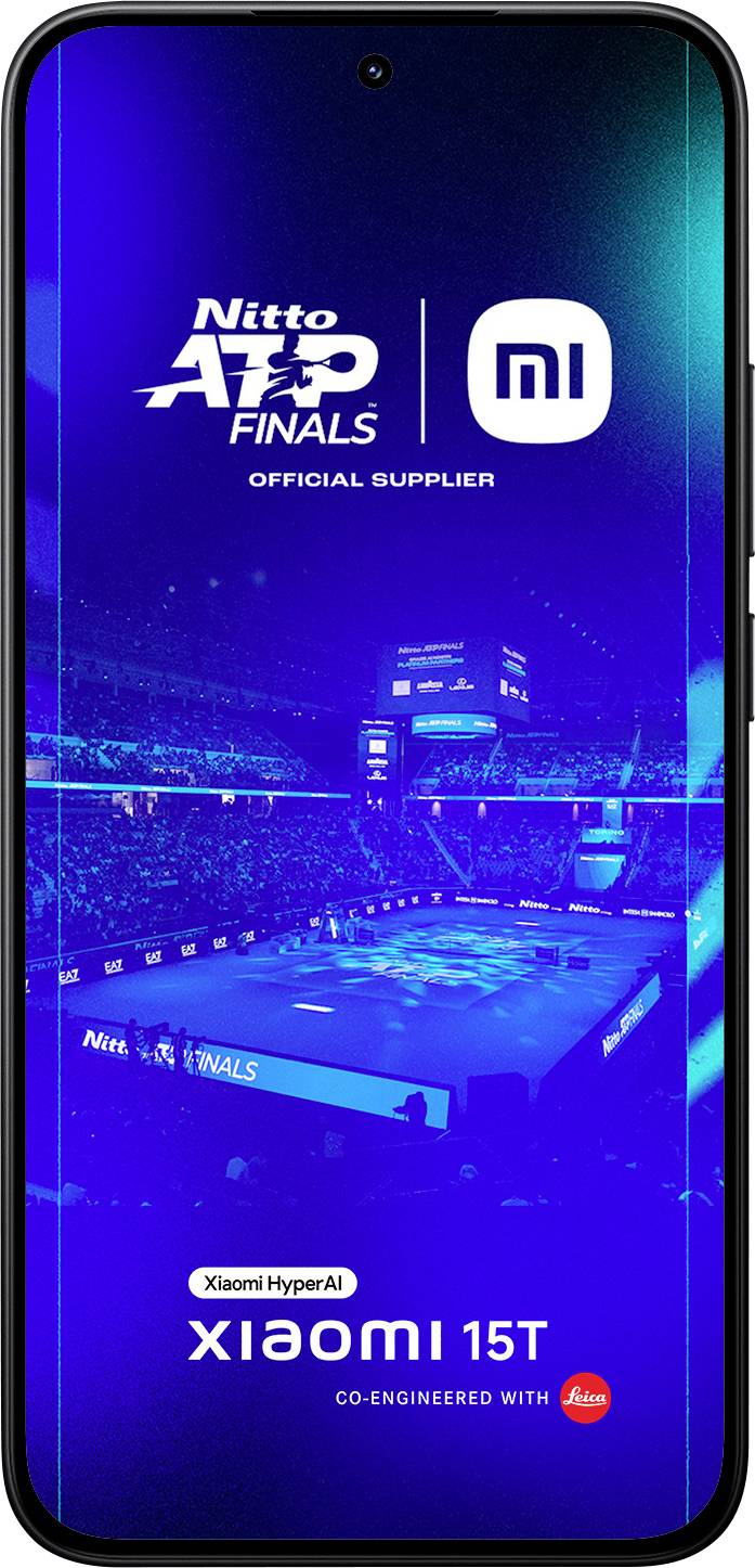 Ein Xiaomi-Smartphone-Bildschirm zeigt ein digitales Plakat für die Nitto ATP Finals, auf dem eine Tennisarena und die Logos von Xiaomi und dem Turnier zu sehen sind.