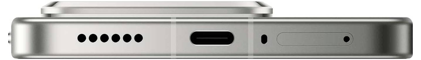 Die Seitenansicht eines silbernen Smartphones mit Lautsprecherlöchern, einem USB-C-Ladeanschluss und einem SIM-Kartensteckplatz.