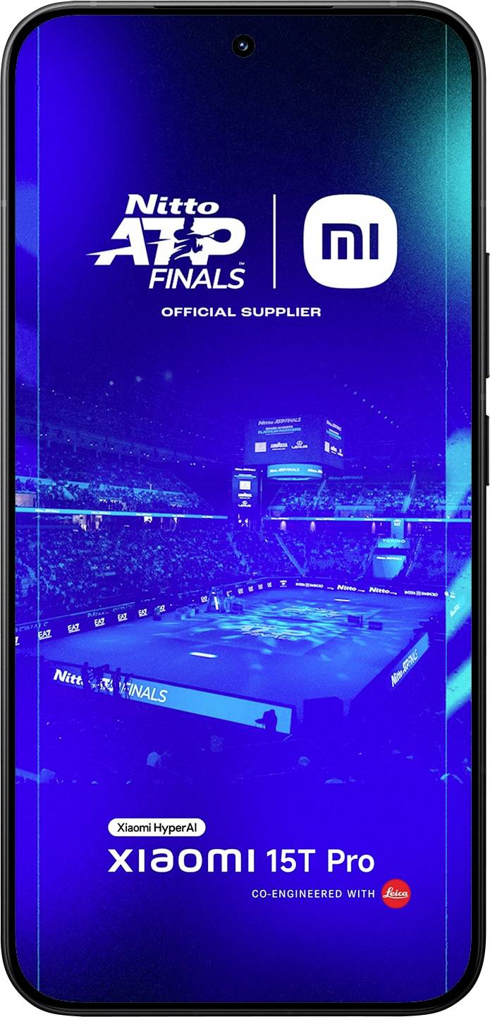 Ein Smartphone-Bildschirm zeigt eine Tennisarena bei Nacht während der Nitto ATP Finals, mit Branding des 'Xiaomi 13T Pro' und offiziellen Lieferantenlogos.
