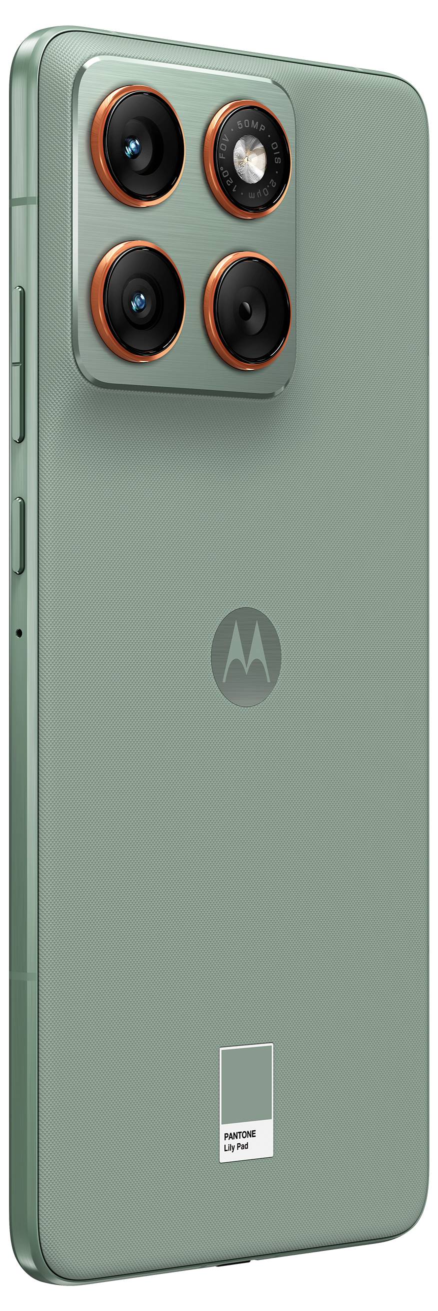 Ein grünes Smartphone mit einer Quad-Kamera-Konfiguration und orangefarbenen Akzenten. Das Motorola-Logo ist mittig auf der Rückseite positioniert.