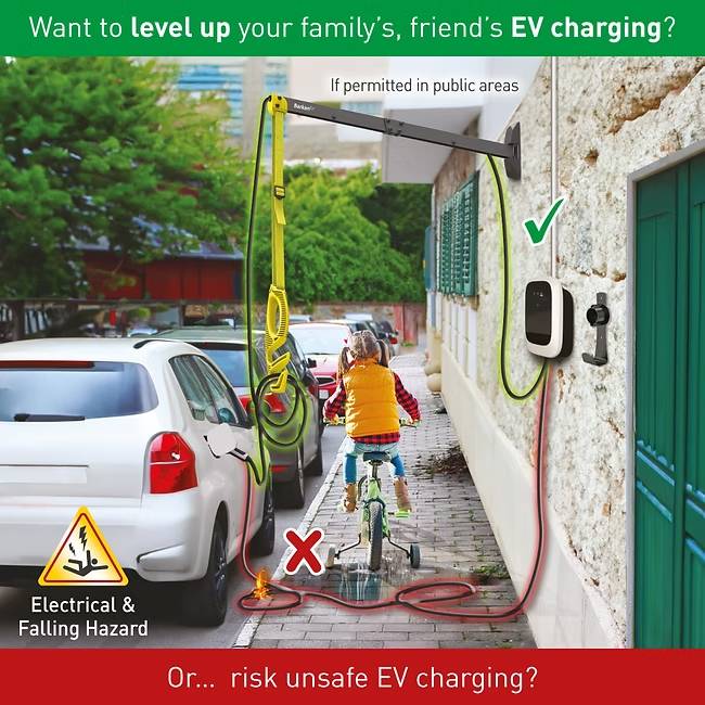 Kind auf einem Fahrrad in der Nähe einer Elektrofahrzeug-Ladestation, gekennzeichnet mit einem grünen Häkchen. Eine weitere Anordnung mit einem roten X zeigt Kabel auf dem Boden und verdeutlicht mögliche Gefahren.