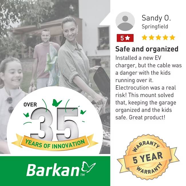 Gruppe von Menschen auf einem Grundstück mit einer Texteinblendung, die eine sicher installierte Elektrofahrzeug-Ladestation lobt. Abzeichen hebt ‚Über 35 Jahre Innovationserfahrung' hervor.