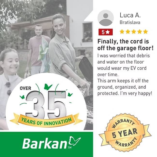 Eine lächelnde Frau steht neben einem Grill, mit anderen Personen im Hintergrund. Ein Abzeichen trägt die Aufschrift „Über 35 Jahre Innovation