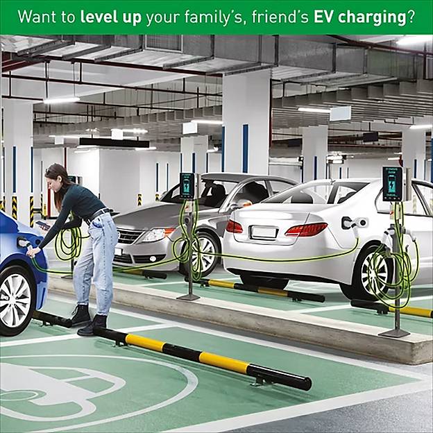 Eine Person lädt ein Elektrofahrzeug in einer Tiefgarage. Das Banner liest sich: „Möchten Sie das EV-Laden Ihrer Familie und Freunde optimieren?