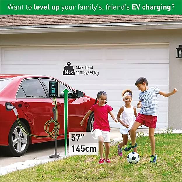 Ein rotes Auto lädt in einer Einfahrt, während drei Kinder in der Nähe mit einem Fußball spielen. Das Bild deutet auf eine Verbesserung der Elektrofahrzeug-Ladeinfrastruktur hin.