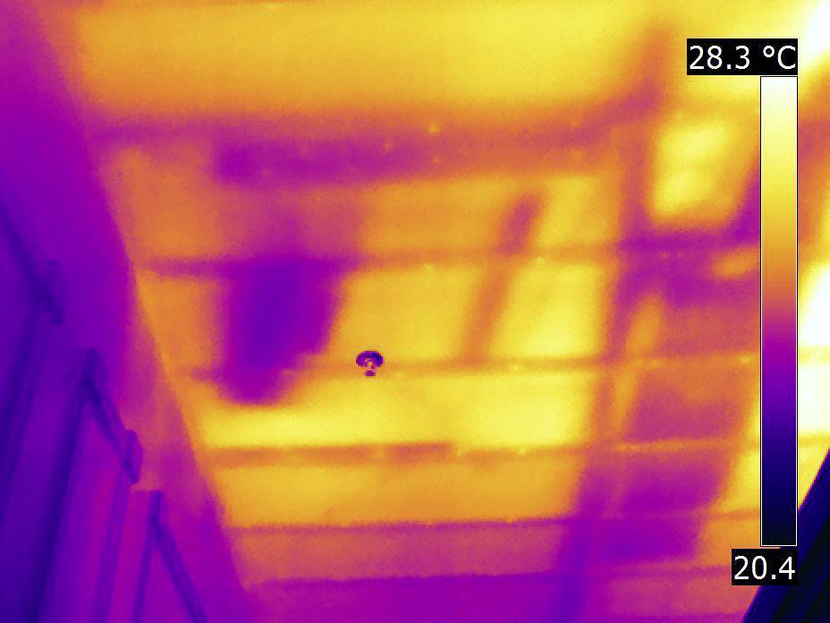 Infrarot-Bild einer Decke, das Temperaturunterschiede von 20,4°C bis 28,3°C zeigt, wobei wärmere Bereiche in Orange und kühlere Bereiche in Violett dargestellt sind.