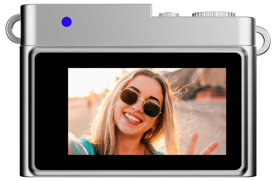 Rückansicht einer Kamera, die einen Bildschirm zeigt mit einer lächelnden Person mit Sonnenbrille, die ein Friedenszeichen macht.