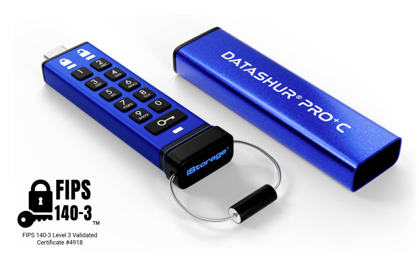 Ein blauer USB-Stick mit numerischer Tastatur, beschriftet mit 'DATASHUR PRO+C', neben einer passenden Schutzhülle. FIPS 140-3 Level 3 validiert.