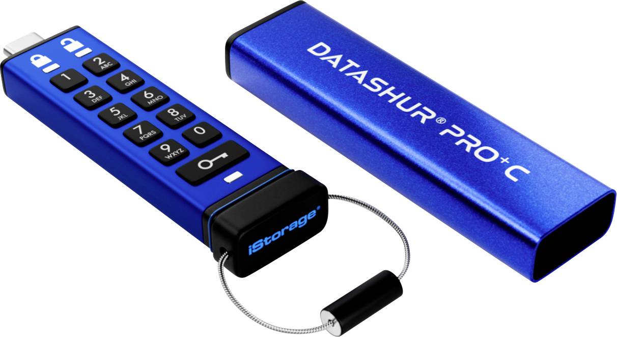 Ein blauer USB-Stick mit einer numerischen Tastatur auf seiner Oberfläche, beschriftet mit 'iStorage' und 'Datashur Pro+C', ausgestattet mit einer schützenden Schlüsselanhänger-Kappe.