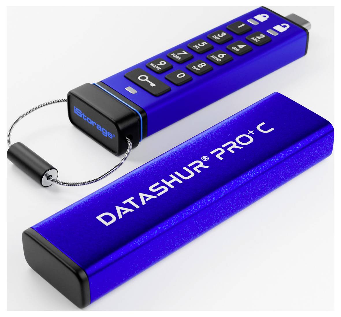 Ein blauer, hardwareverschlüsselter USB-Stick mit Tastatur zur Passworteingabe, mit der Markenbezeichnung 'Datashur Pro+C' und einem silbernen Kabel.