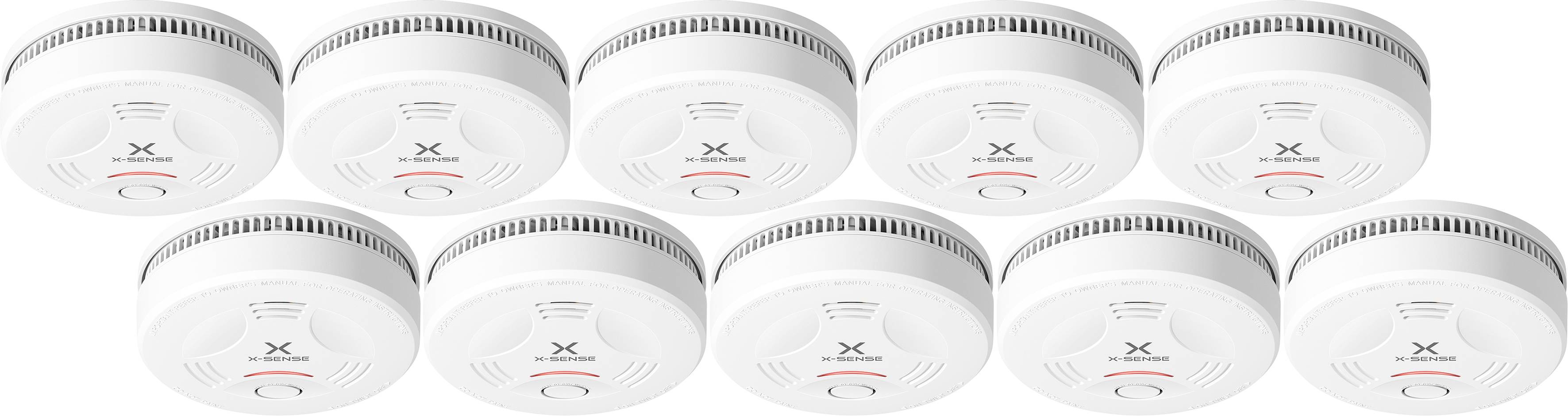 Zehn identische weiße Rauchmelder, in zwei Reihen angeordnet, mit einem großen Gitter auf der Oberseite und einer zentralen Taste mit der Aufschrift „Test/Pause