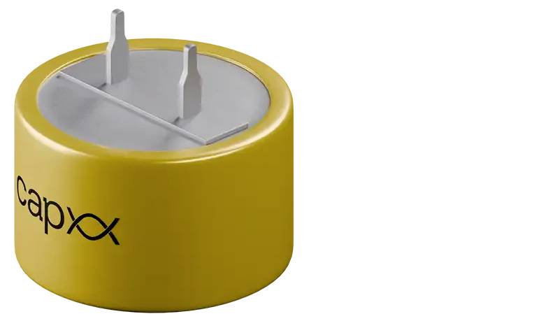 Ein gelber runder elektrischer Steckeradapter mit zwei Metallstiften, auf der Seite mit dem Schriftzug 