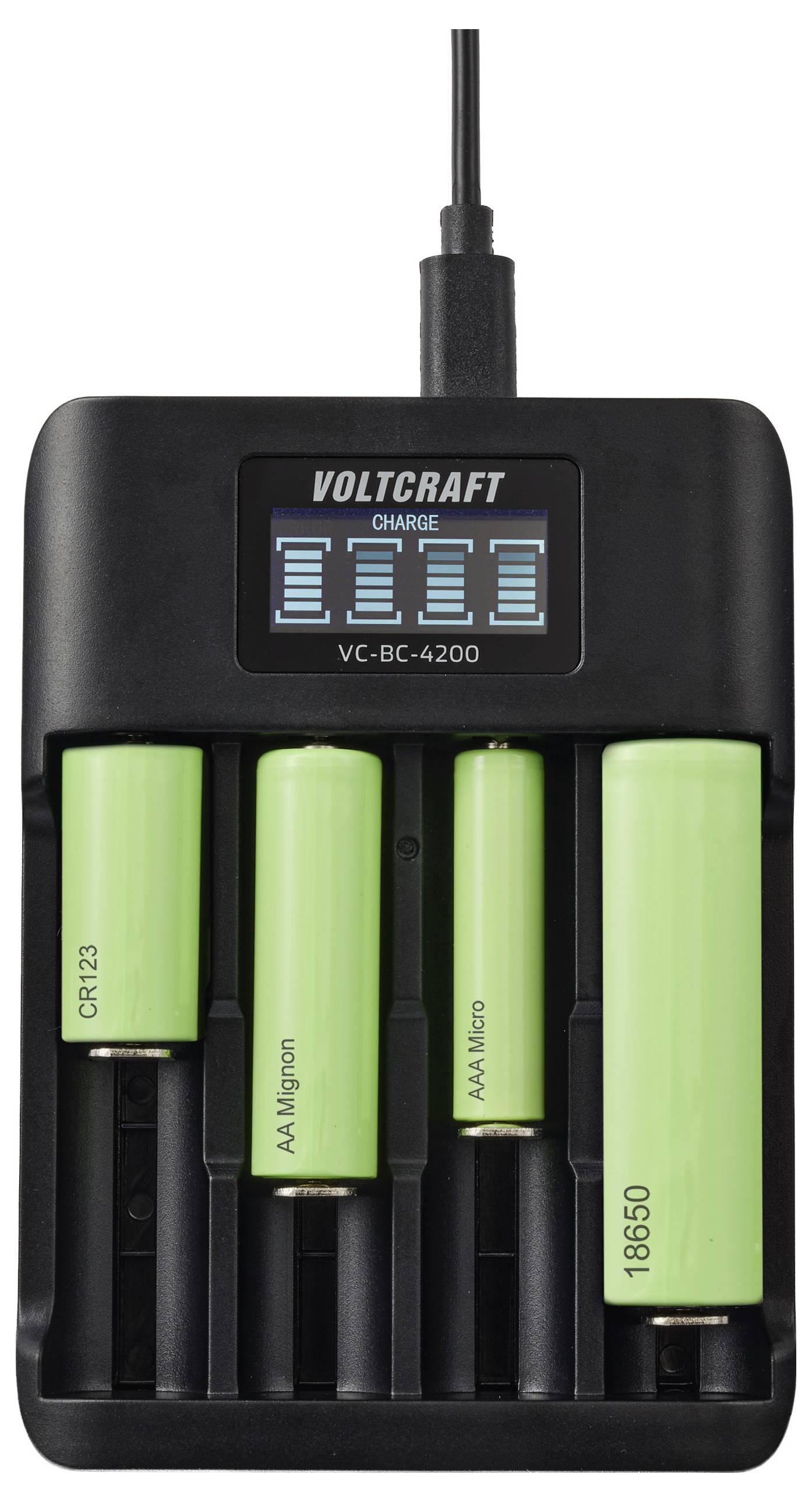 Batterieladegerät mit vier grünen wiederaufladbaren Batterien in Steckplätzen, die Ladestand auf einem digitalen Display anzeigen.