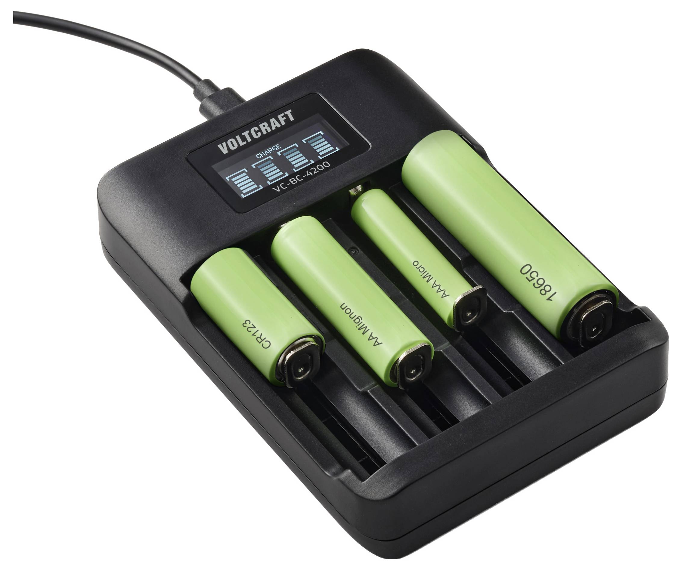 Ein Batterieladegerät mit vier verschieden großen wiederaufladbaren Batterien eingelegt, das Ladefortschritt auf einem digitalen Display anzeigt.
