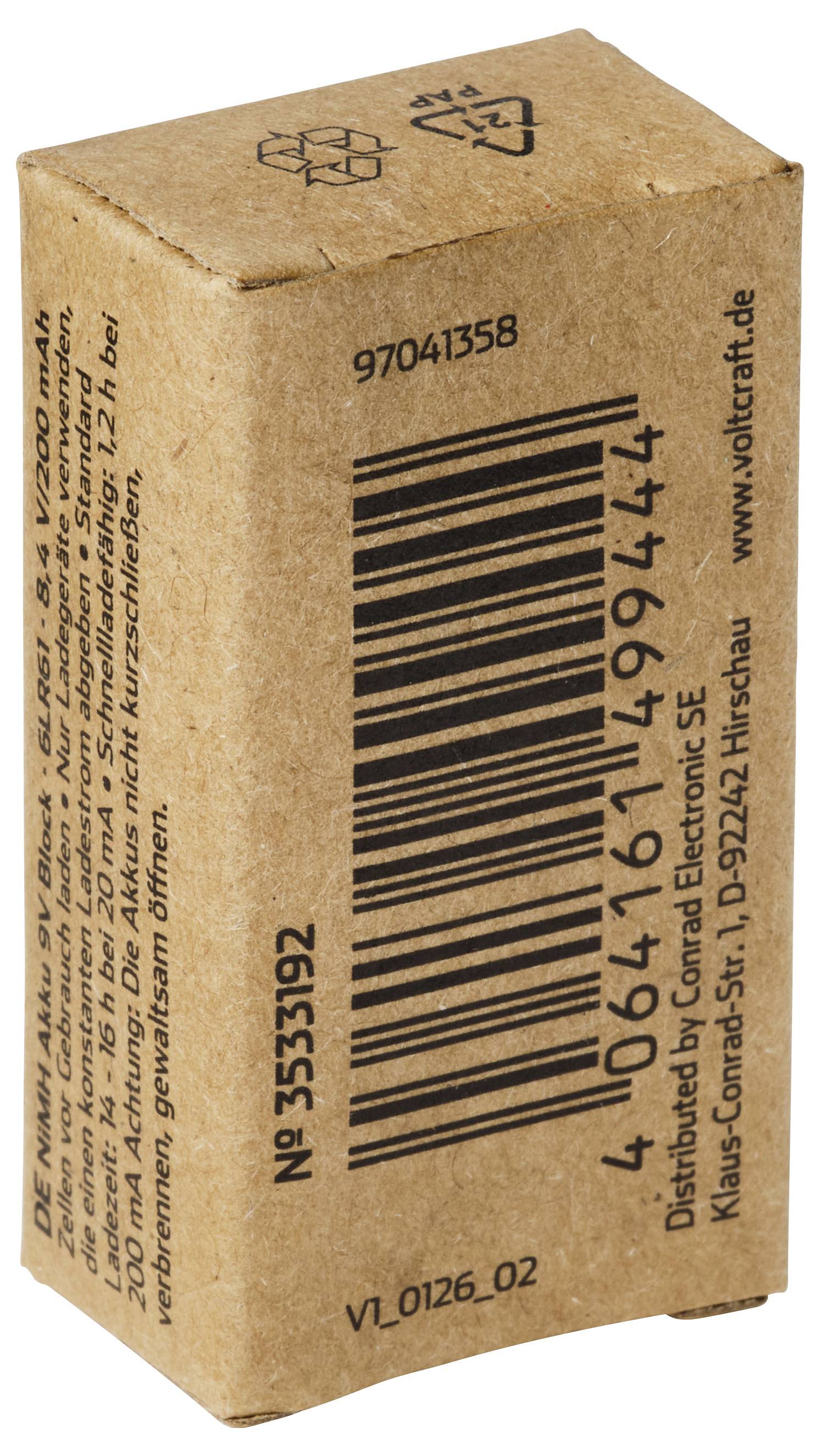 Eine kleine braune Pappschachtel mit gedrucktem Barcode, Produktnummer, Recycling-Symbolen und vertikalem deutschen Text.