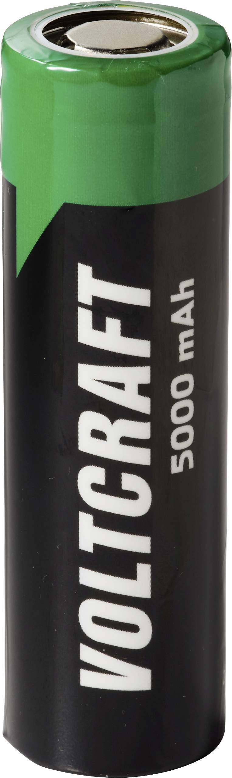 Grün-schwarze Voltcraft 5000-mAh-Batteriezelle aufrecht auf weißem Hintergrund gezeigt.