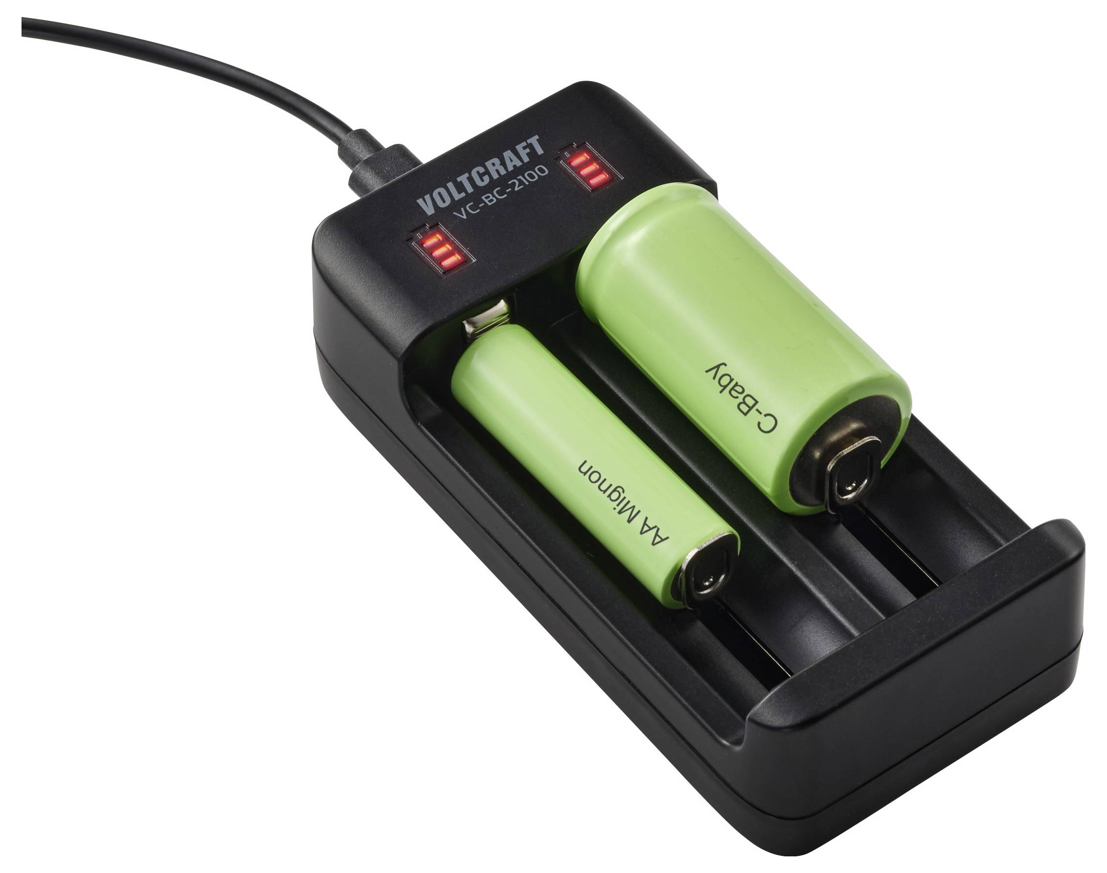Ein schwarzes Batterieladegerät mit einer AA- und einer C-Größe grünen Batterie eingesetzt, wobei rote Ladeindikatoren auf dem Display angezeigt werden.