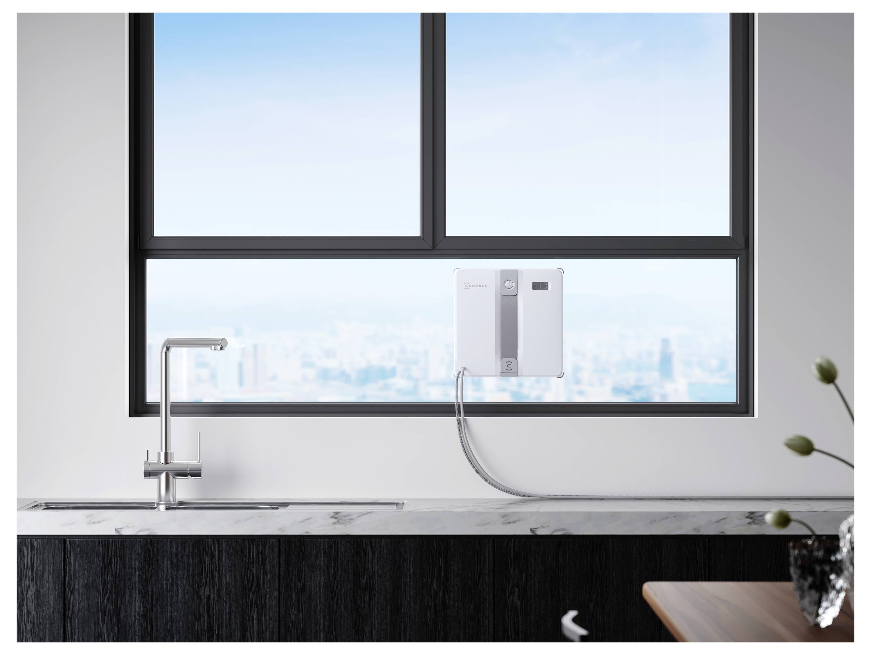 Eine elegante Kücheneinrichtung mit einem großen Fenster und Blick auf eine ferne Stadtlandschaft, einem modernen Waschbecken und einem wandmontierten Warmwasserbereiter.