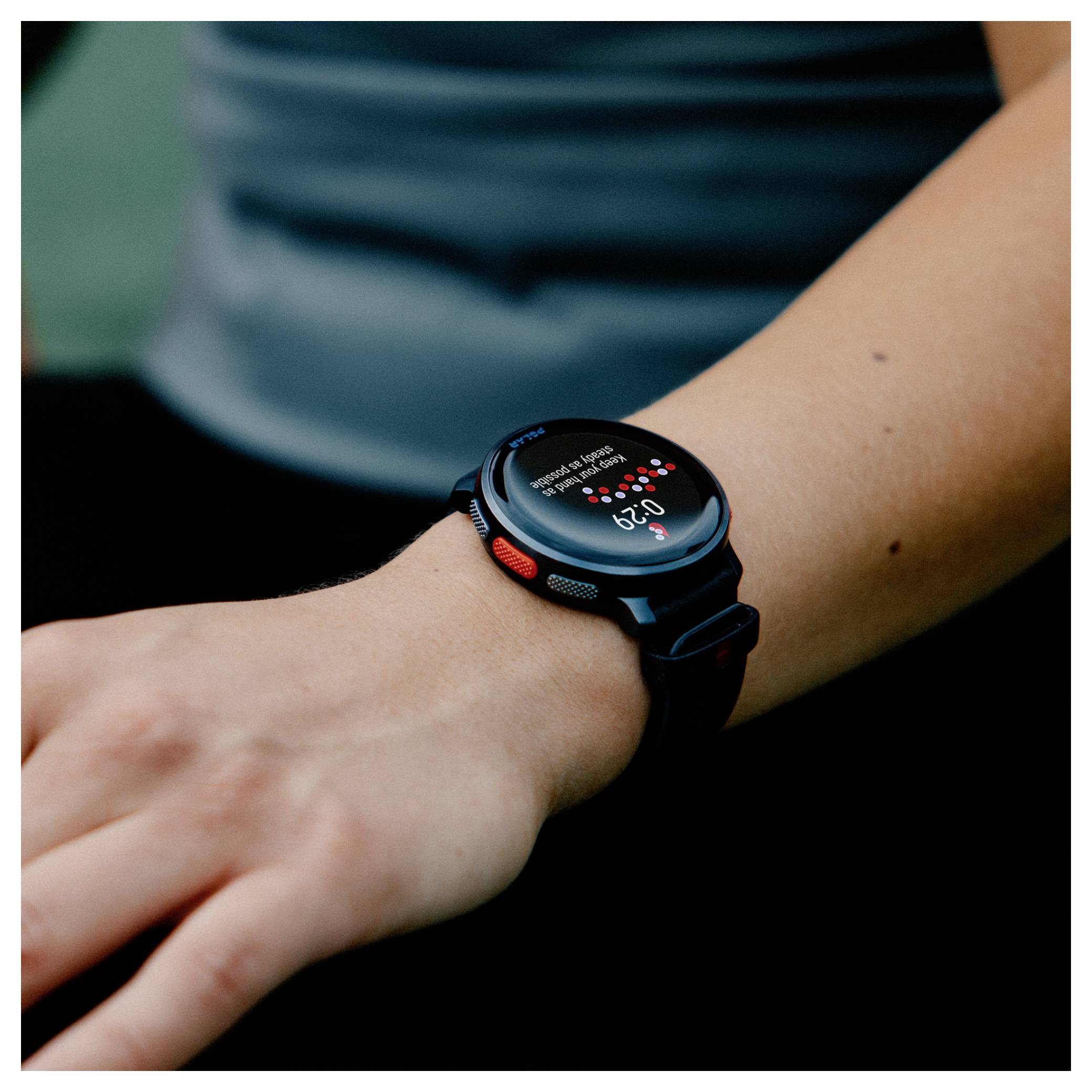 Eine Nahaufnahme einer Smartwatch am Handgelenk einer Person, die eine Herzfrequenz von 82 Schlägen pro Minute anzeigt, mit einem grün-roten Armband.
