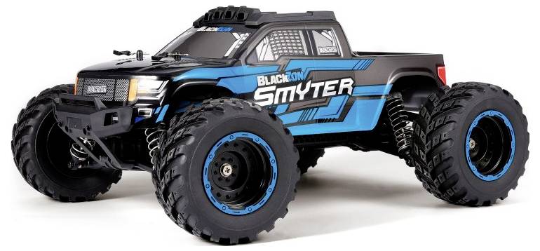 Ein schwarz-blauer Monstertruck-Fernlenker mit großen Geländereifen und dem Schriftzug 'BlackOx Smyter' an seiner Seite.