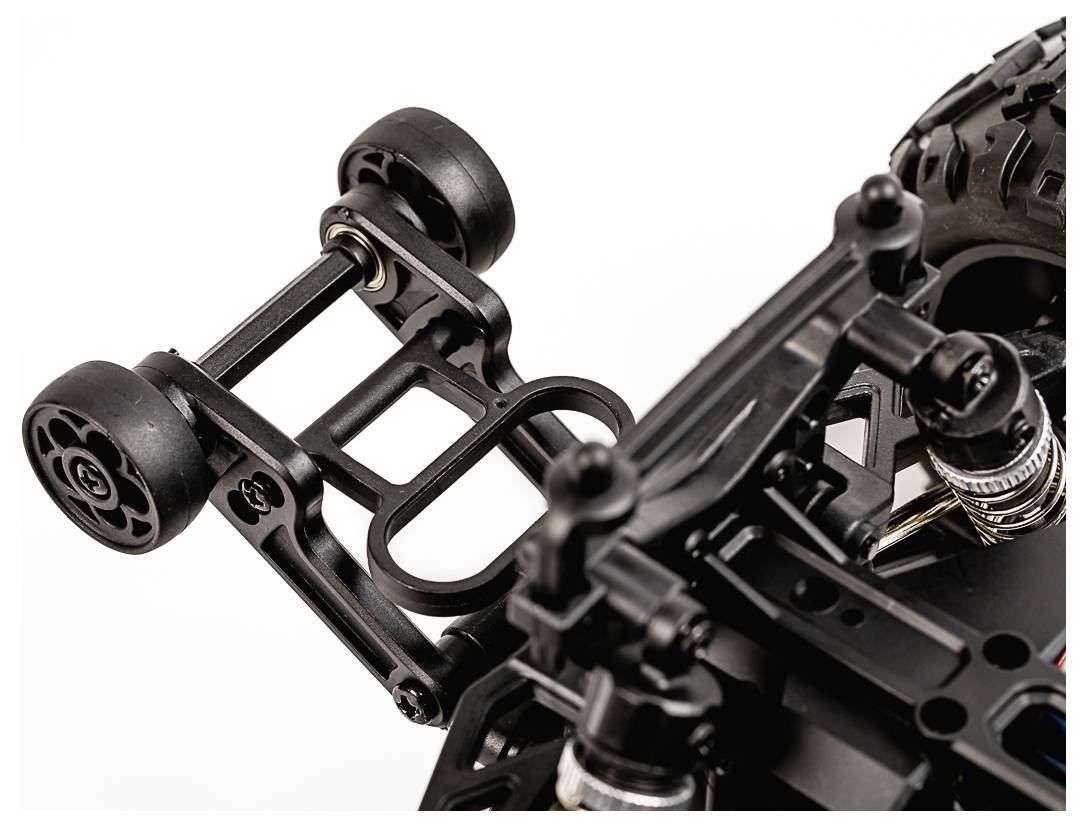 Nahaufnahme der Hinterradaufhängung und Räder eines schwarzen RC-Autos, die die mechanische Struktur und gestalterische Details hervorheben.