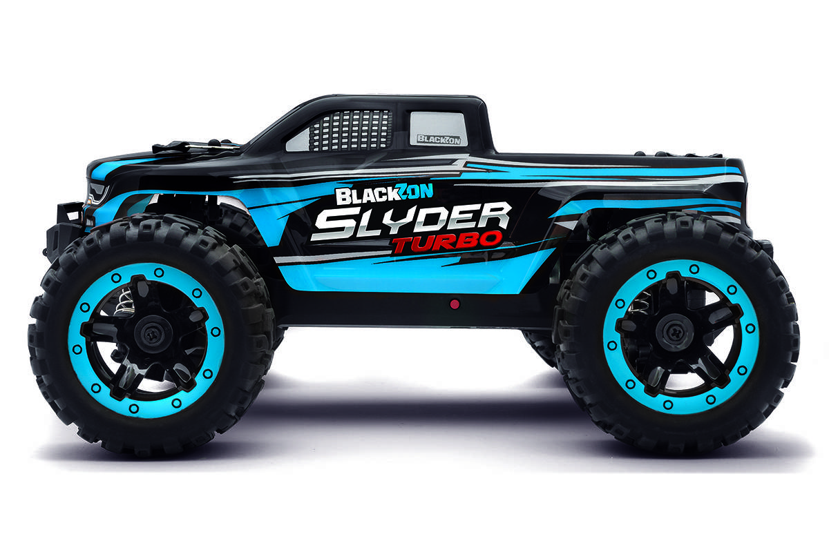 Ein schwarzer und blauer ferngesteuerter Truck mit großen Rädern, an dessen Seite 