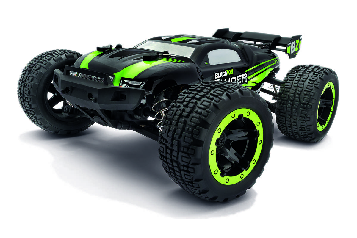 Ein schwarzer und grüner Ferngesteuerter Monstertruck mit großen Reifen, auf dessen Seite der Text 'BlackZon' zu sehen ist, wird aus einem vorderen linken Blickwinkel betrachtet.