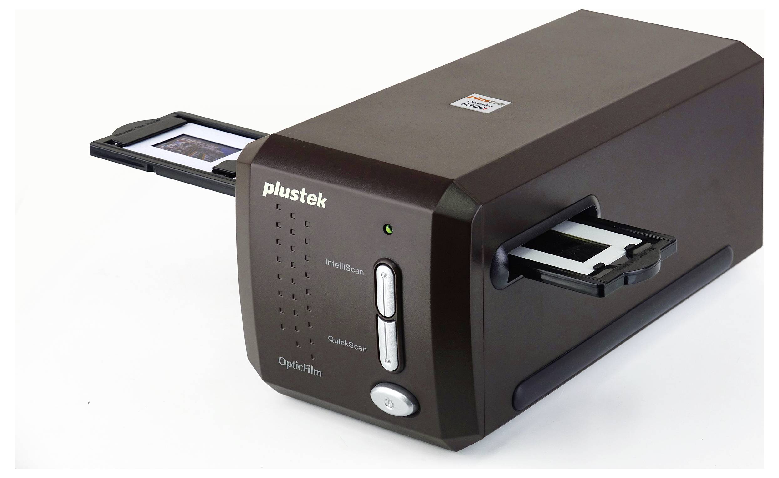 Ein Filmscanner mit einem eingelegten Dia, beschriftet mit ‚plustek OpticFilm'.