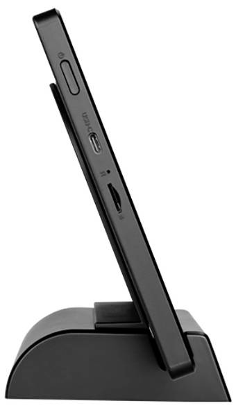 Eine Seitenansicht eines schwarzen elektronischen Geräts in einer Ladestation, die USB-Anschlüsse und Tasten zeigt.