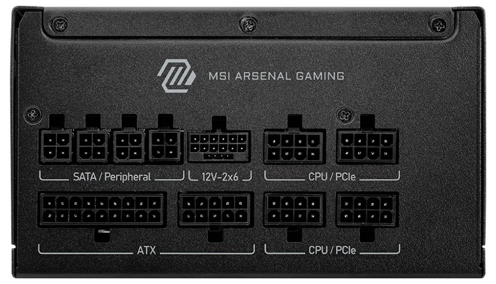 Netzteil-Schnittststellenbereich eines Gaming-Computers mit beschrifteten Anschlüssen für SATA, Peripherie, 12V, CPU, PCIe und ATX-Verbindungen.