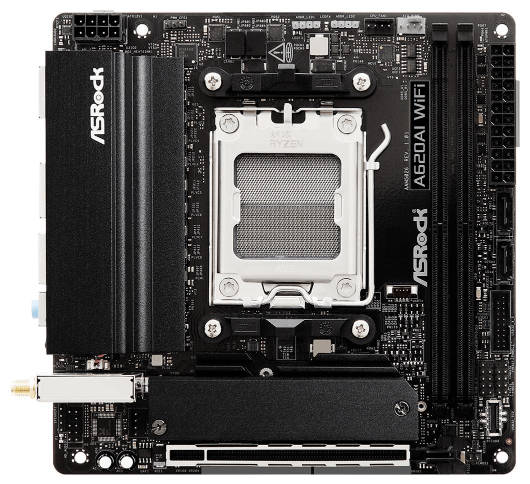 Eine Computerplatine mit der Bezeichnung 'ASRock A620D4I WIFI', die einen zentralen Prozessorsockel, mehrere Anschlüsse und integrierte Schaltkreise aufweist.