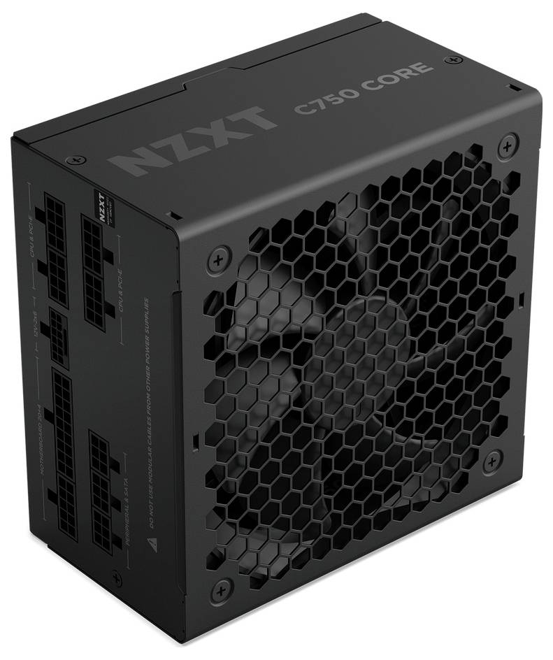 Schwarzes NZXT C750 Core Netzteil mit einem großen Kühlventilator, Wabengitter und mehreren Anschlüssen an der Seite.