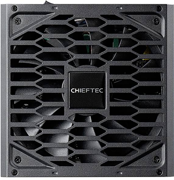 Eine schwarze Computer-Netzteileinheit mit einem Lüftergitter auf der Oberseite. Der Markenname 'Chieftec' ist in der Mitte auf einem schwarzen Etikett sichtbar.