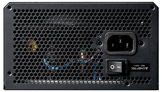 Das Bild zeigt die Rückseite eines Computer-Netzteils mit einer belüfteten Blende, Netzschalter und AC-Stromanschluss, beschriftet mit 'CHIEFTEC'.