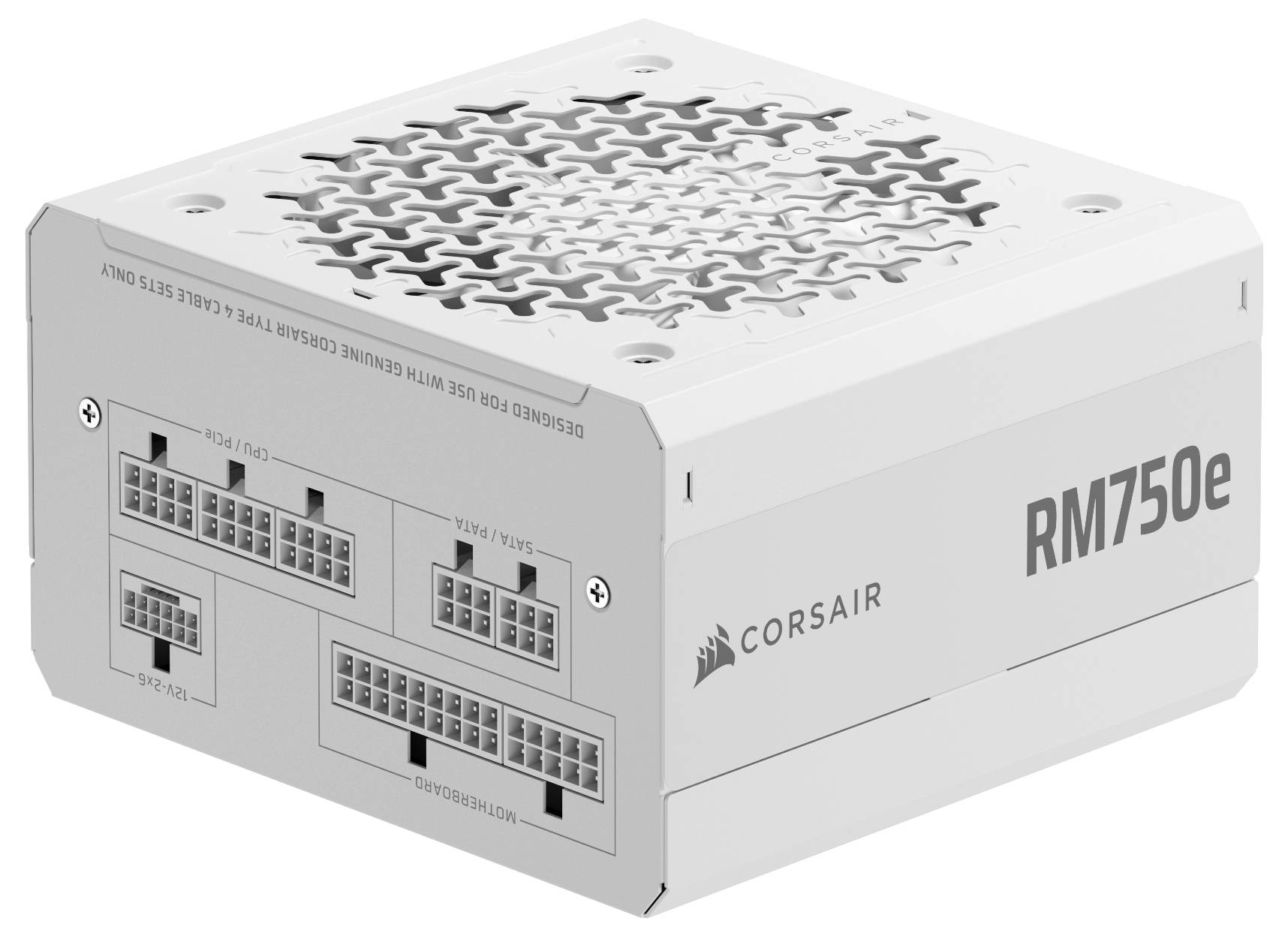 Ein weißes Corsair RM750e Netzteil mit modularen Kabelanschlüssen und einem Lüfter auf der Oberseite, konzipiert für effiziente Kühlung und modulare Konnektivität.
