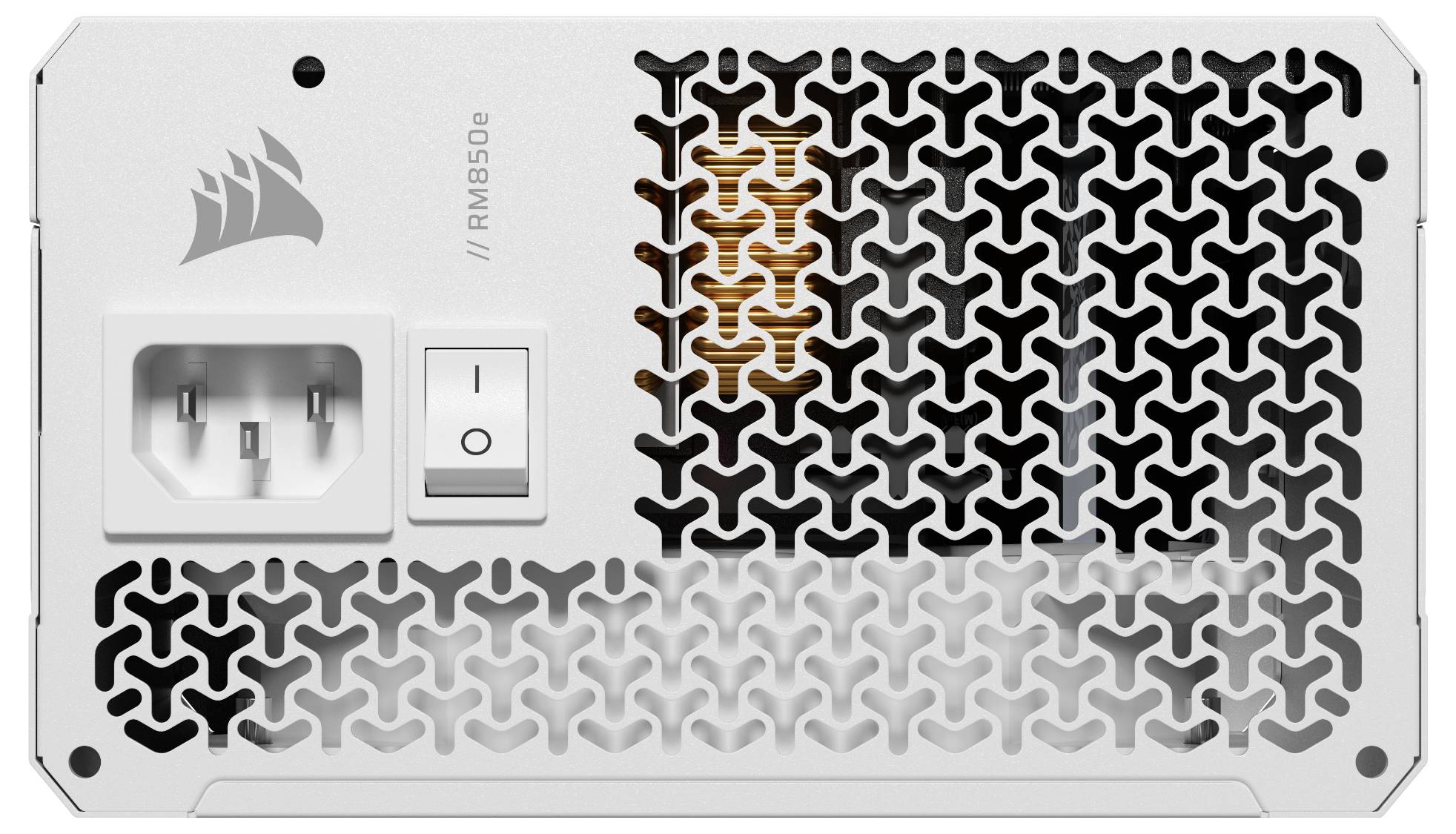 Ein weißes Netzteil mit einem gitterförmigen Lüftungsgitter, mit der Bezeichnung 'RM850e', mit einer Netzsteckdose und einem Schalter auf der linken Seite.