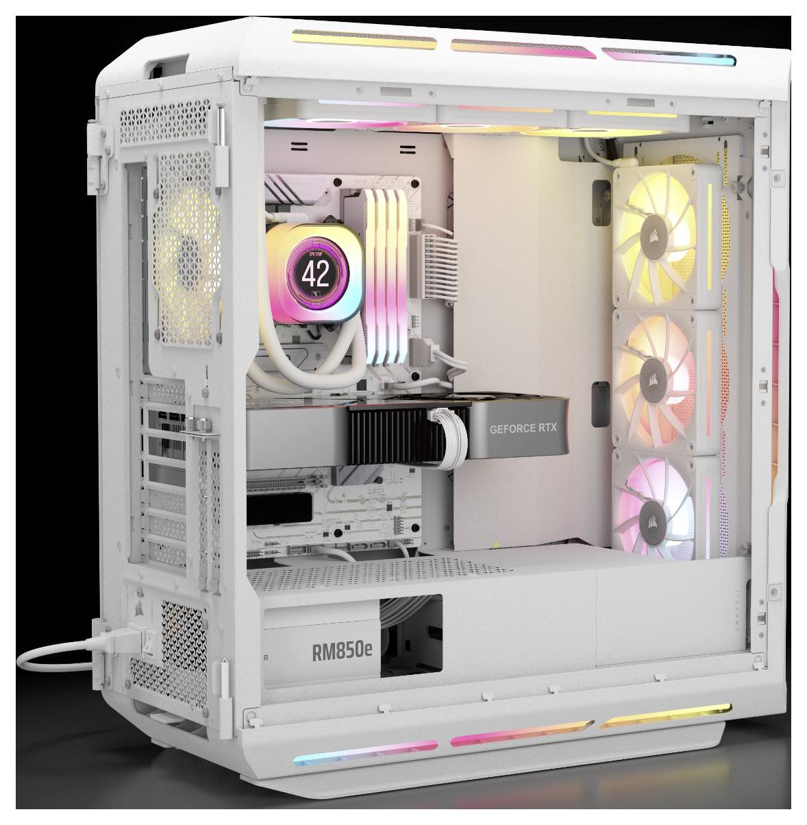 Ein individuell zusammengestellter Gaming-PC mit RGB-Beleuchtung, der eine GeForce RTX Grafikkarte, ein RM850e Netzteil und eine CPU-Temperaturanzeige von '42' zeigt.